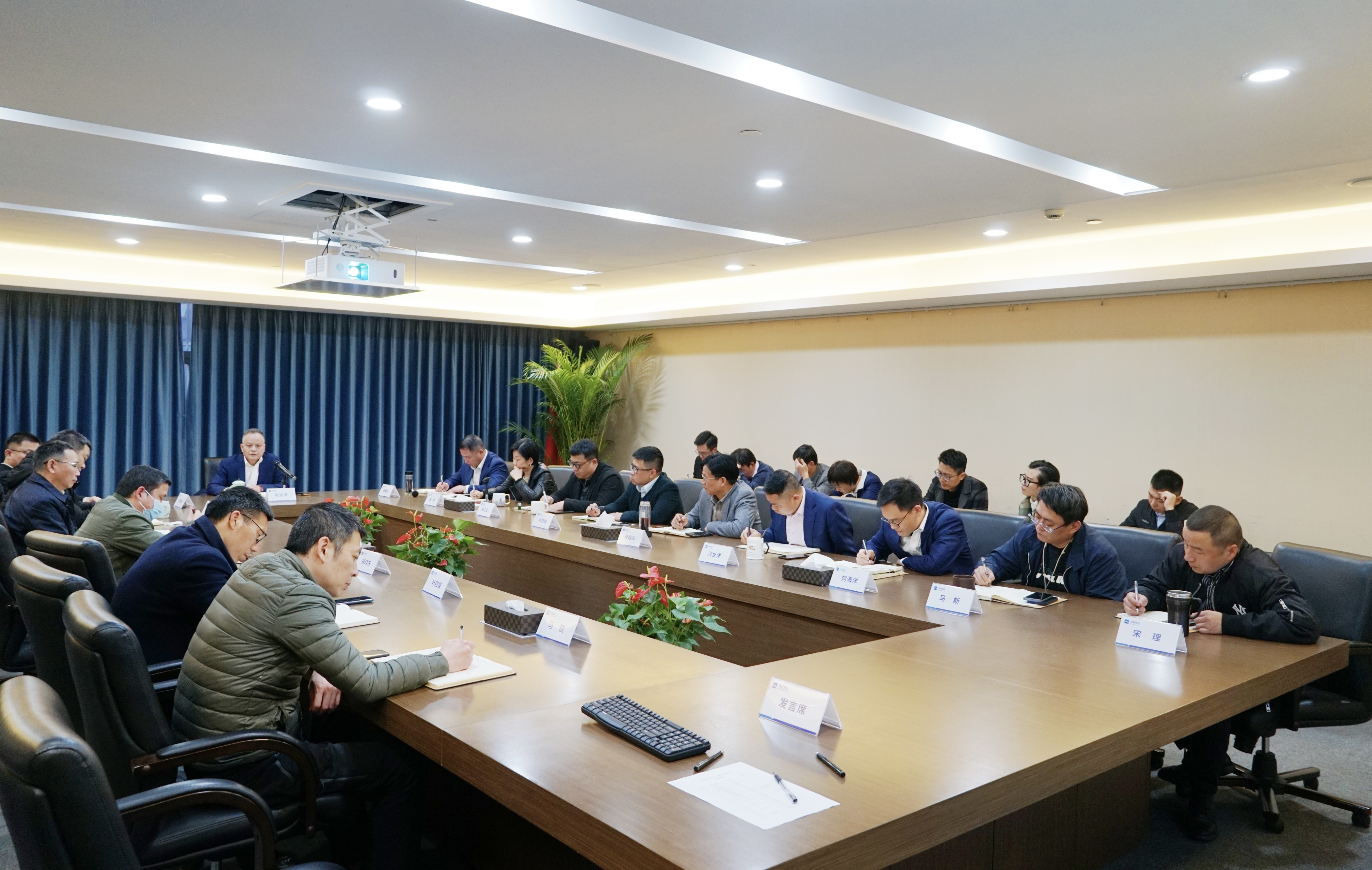 春暖花开 勤耕未来｜中机联合召开一季度生产经营会