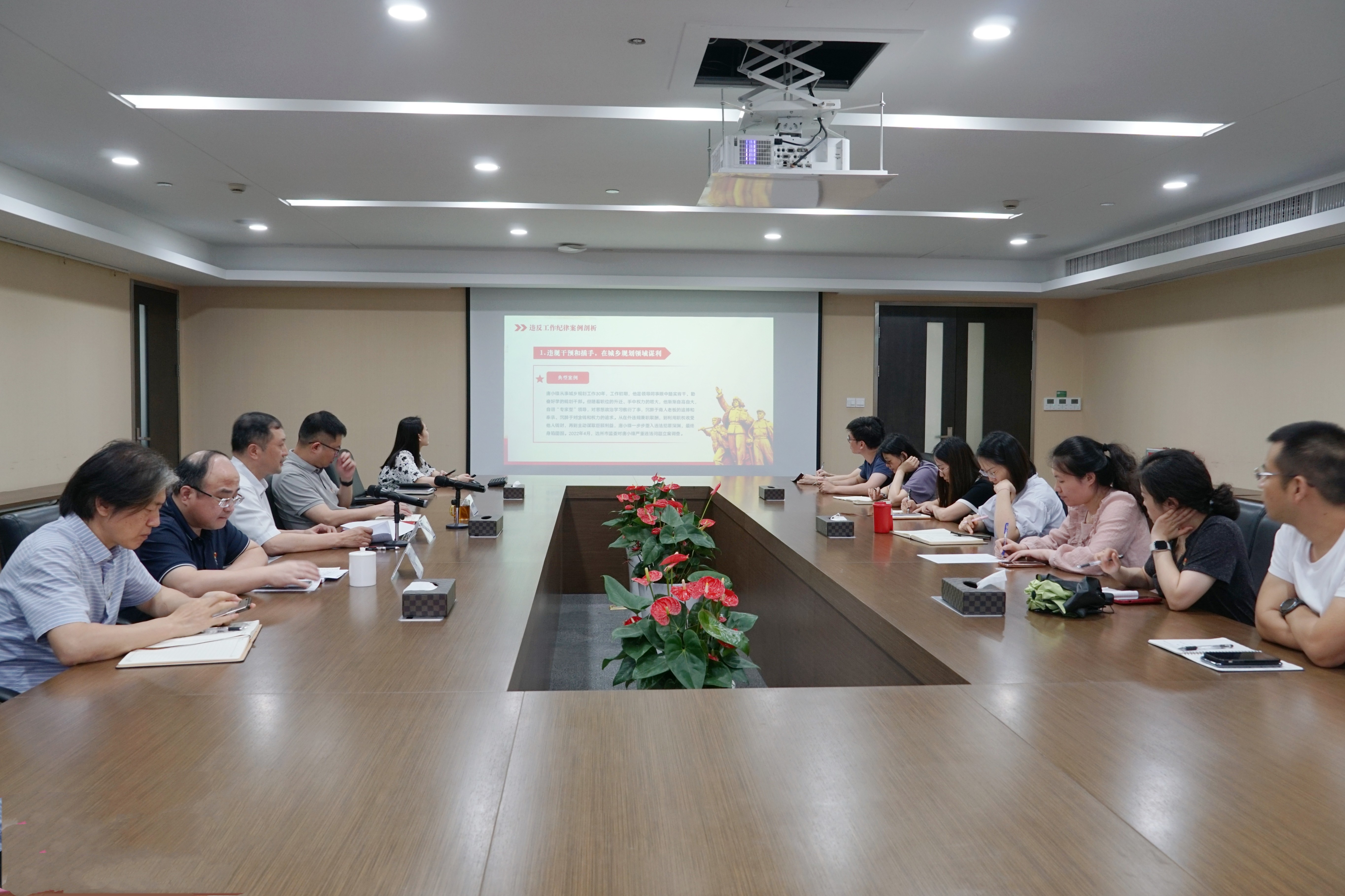 张鹏讲授党纪学习教育专题党课