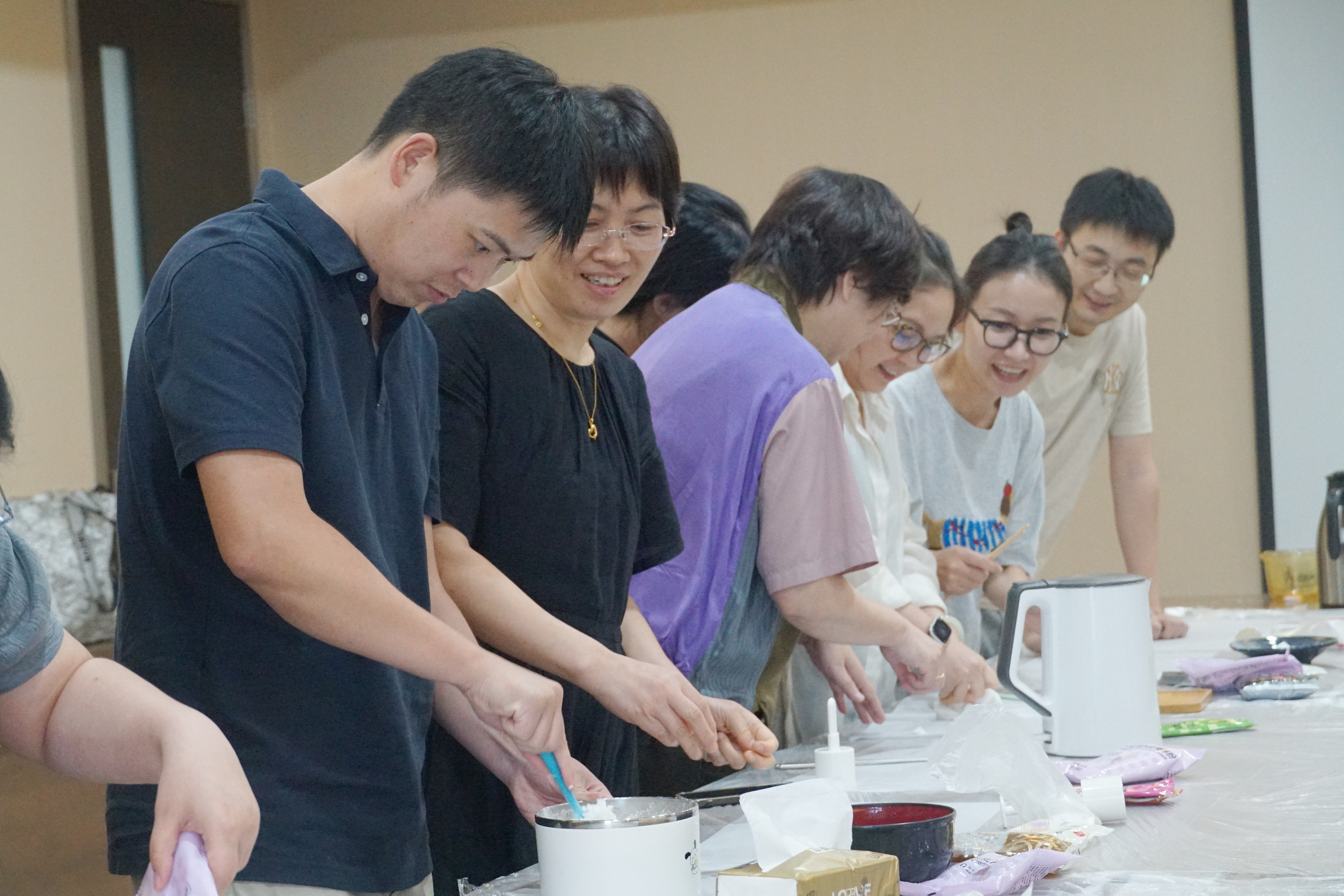 “饼”承心意 情满中秋！中机联合工会组织开展月饼DIY活动